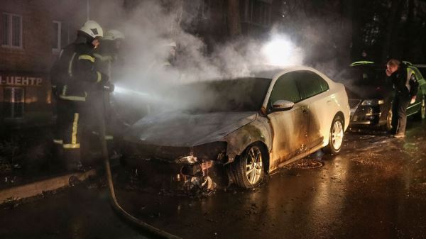 В Москве на парковке пожар уничтожил семь автомобилей 