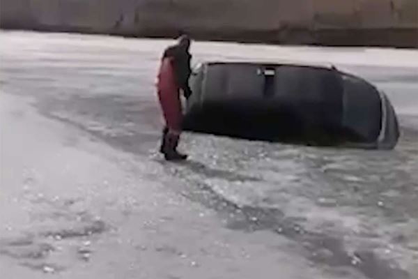 В Иркутской области микроавтобус устроил дрифт на льду Ангары и провалился под лед 