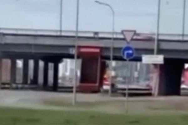 В Кемерове «КамАЗ» врезался в мост открытым кузовом 
