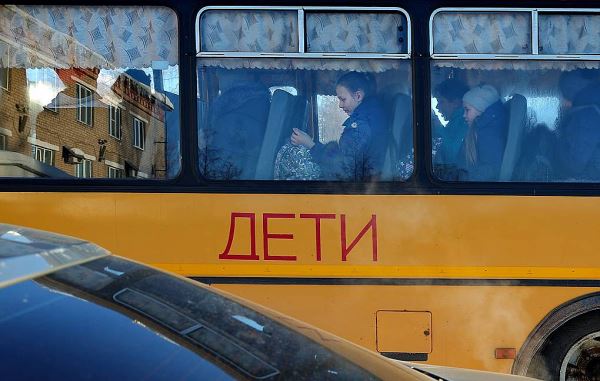 Автобус с детьми слетел в кювет на Сахалине